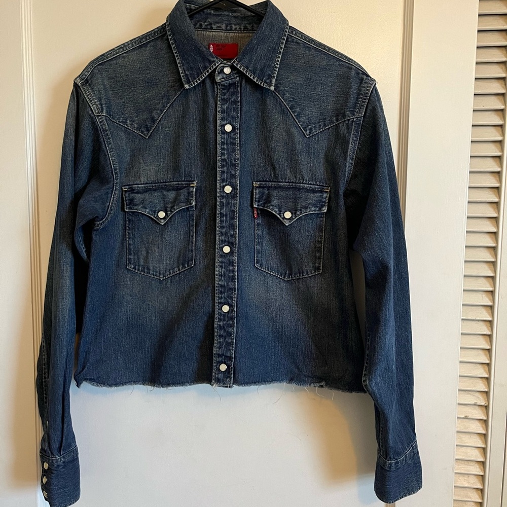 Levi’s red tab cropped denim shirt
